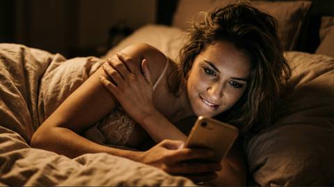 Sexting com classe: o guia para transformar palavras em tensão e presença (sem sair do seu ninho)